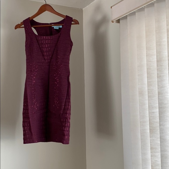 Body con shape sleeveless dress in plum - Picture 8 of 8